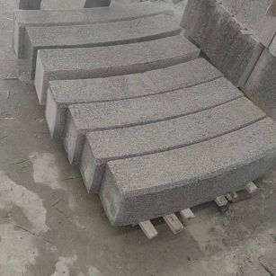 通辽芝麻白弧形路牙石