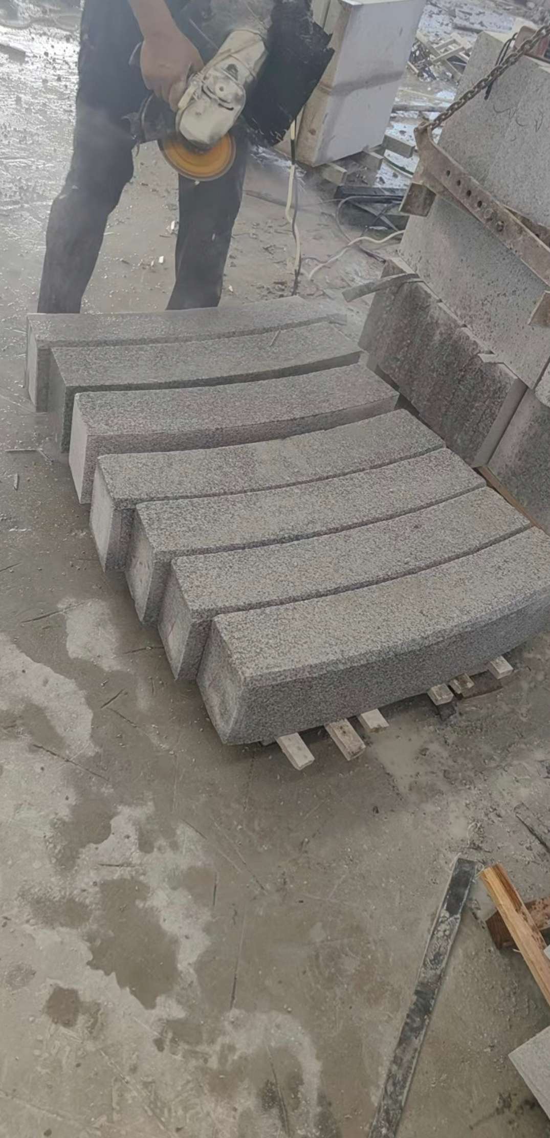通辽芝麻白弧形路牙石